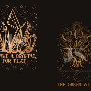 Puede incluir: Dos dise&ntilde;os gr&aacute;ficos negros con detalles dorados. El dise&ntilde;o de la izquierda presenta una formaci&oacute;n de cristales con el texto "I HAVE A CRYSTAL FOR THAT". El dise&ntilde;o de la derecha muestra un jarr&oacute;n de flores con un sol y una luna, y el texto "THE GREEN WITCH."