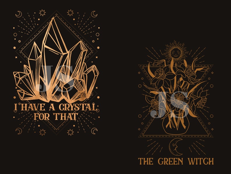 Puede incluir: Dos dise&ntilde;os gr&aacute;ficos negros con detalles dorados. El dise&ntilde;o de la izquierda presenta una formaci&oacute;n de cristales con el texto "I HAVE A CRYSTAL FOR THAT". El dise&ntilde;o de la derecha muestra un jarr&oacute;n de flores con un sol y una luna, y el texto "THE GREEN WITCH."