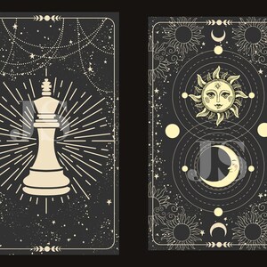 Puede incluir: Dos dise&ntilde;os de cartas de tarot. Uno presenta un rey de ajedrez color crema con una explosi&oacute;n radiante sobre un fondo oscuro con estrellas. La otra carta tiene un dise&ntilde;o de sol y luna con elementos celestiales sobre un fondo oscuro.