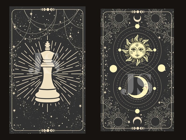 Puede incluir: Dos dise&ntilde;os de cartas de tarot. Uno presenta un rey de ajedrez color crema con una explosi&oacute;n radiante sobre un fondo oscuro con estrellas. La otra carta tiene un dise&ntilde;o de sol y luna con elementos celestiales sobre un fondo oscuro.
