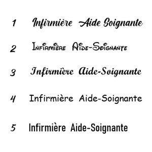 Puede incluir: Sobre un fondo blanco, el texto "Infirmi&egrave;re Aide Soignante" se presenta en una variedad de fuentes y estilos. El texto aparece cinco veces, cada una con ligeras variaciones en la fuente y el dise&ntilde;o. El texto es negro.
