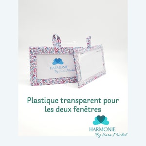 May include: Two clear plastic inserts with white floral fabric frames. The frames have a blue and white heart logo with the text "Harmonie By Sara J Michel". The text "Plastique transparent pour les deux fen&ecirc;tres" is below the frames.