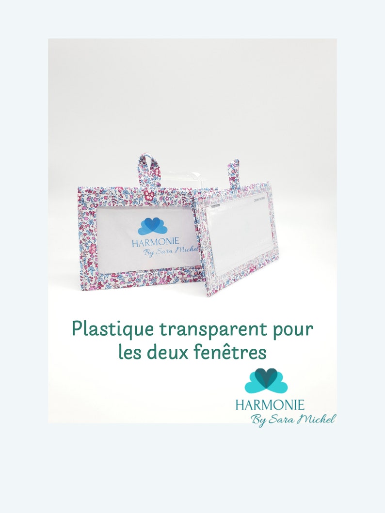 May include: Two clear plastic inserts with white floral fabric frames. The frames have a blue and white heart logo with the text "Harmonie By Sara J Michel". The text "Plastique transparent pour les deux fen&ecirc;tres" is below the frames.