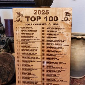 Top 100 golfbanen De mooiste golfbanen van de VS 2025 Showcase op maat gemaakte eiken plaquette. GEPERSONALISEERD Gratis met bal push pins Perfect vaderdagcadeau