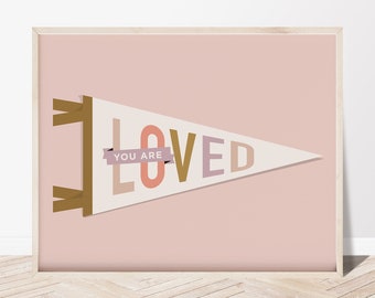 Eres amado, banderín, bandera, amor, arte imprimible, impresión digital, decoración de habitación de niña, bohemio, arte minimalista, guardería, escritura moderna, preadolescente, inspirador