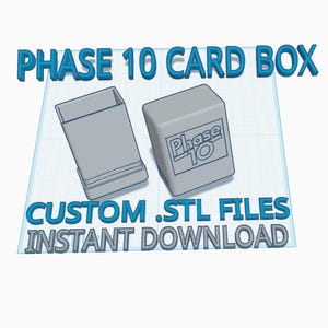 Könnte beinhalten: Eine graue Phase 10 Kartenbox mit dem Text "Phase 10" auf der Vorderseite. Die Box ist geöffnet und zeigt das Innere. Die Worte "CUSTOM .STL FILES INSTANT DOWNLOAD" sind ebenfalls zu sehen.