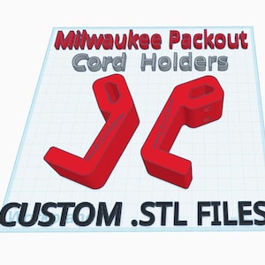 Może przedstawiać: Dwa czerwone uchwyty na przewody z tekstem "Milwaukee Packout Cord Holders" i "CUSTOM .STL FILES" na białym tle. Uchwyty są przeznaczone do porządkowania przewodów.