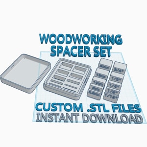 Op de afbeelding: Een set afstandhouders voor houtbewerking met een bakje, een bak met compartimenten en gelabelde afstandhouders. De afstandhouders zijn gelabeld met afmetingen in inches en millimeters. De tekst "WOODWORKING SPACER SET" en "CUSTOM .STL FILES INSTANT DOWNLOAD" zijn ook zichtbaar.