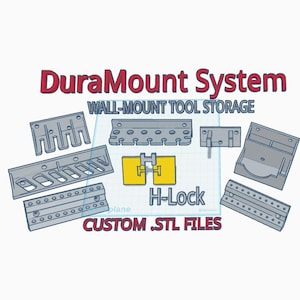 Könnte beinhalten: Eine weiße Keramik-Tasse mit schwarzem Henkel und dem Text "But First, Coffee" in handschriftlichem Stil. Die Tasse steht auf einer weißen Oberfläche. Die Tasse ist 10 cm hoch.