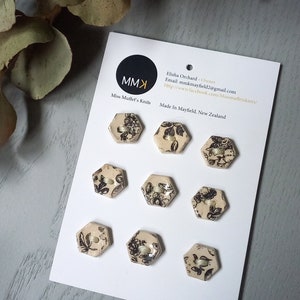 NEW: 1.5cm Ceramic Buttons H Black Flower