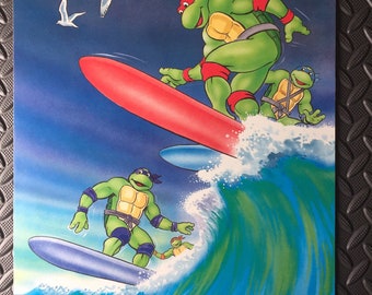 Puede incluir: Un calendario de Teenage Mutant Ninja Turtles con una ilustración de cuatro tortugas haciendo surf en las olas. El calendario es para abril e incluye los días de la semana y las fechas.
