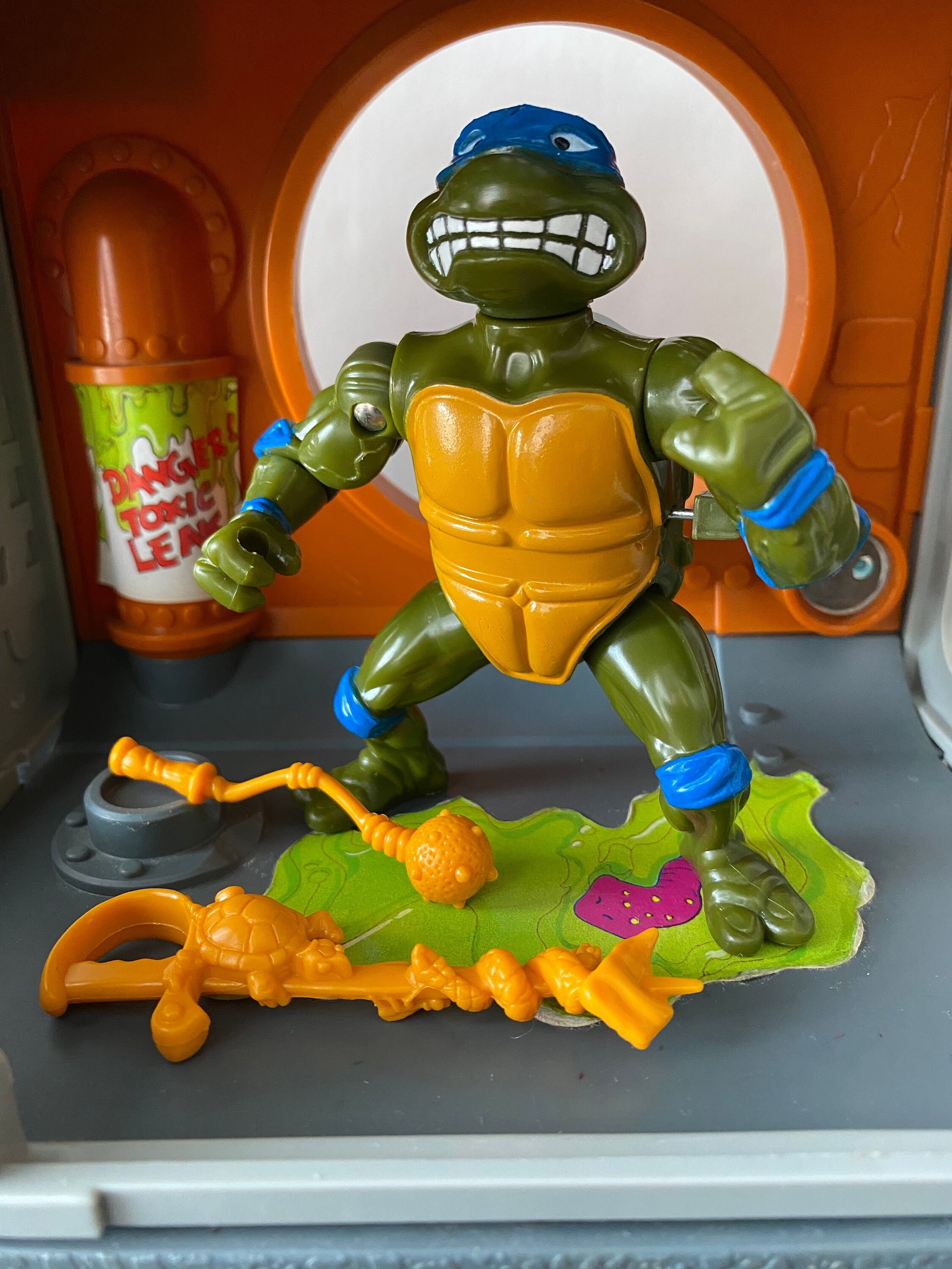 TMNTタートルズ フィギュア4体とコレクターケース (アイテム一覧) TMNTタートルズ フィギュア4体とコレクターケース (アイテム一覧)