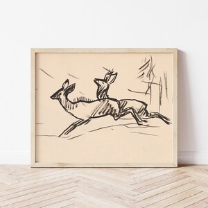 Puede incluir: Un dibujo en blanco y negro de dos ciervos corriendo por un bosque. Los ciervos están dibujados de forma estilizada, con patas largas y delgadas y orejas puntiagudas. El fondo es un simple boceto de árboles.