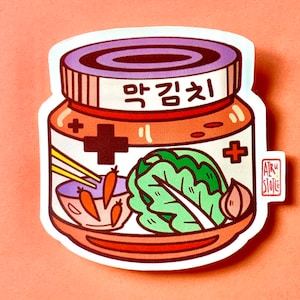Pu&ograve; includere: Un'illustrazione di cartone animato di un barattolo di kimchi, un alimento fermentato tradizionale coreano. Il barattolo &egrave; etichettato "Kimchi" in coreano e ha un coperchio viola. All'interno del barattolo ci sono illustrazioni di cavolo, aglio, carote e bacchette.