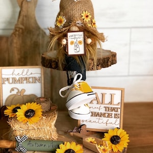 Decorazione autunnale con gnomo spaventapasseri, vassoio a più livelli con girasole