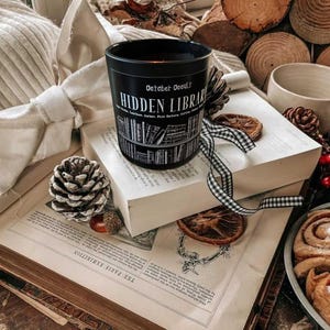 Versteckte Bibliothek Kerze | Kerze für Bücherwurm | Gruselige Kerzen | Soja Kerze | Herbstkerze | Im Alter von Büchern & Kaffee | Dark Academia | Holzdocht Kerze