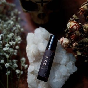 Hexe naturlig parfym med irisrot, vetiver, patchouli, geranium, rosa pepparkorn, mandarin. Vegansk. Botanisk doft.