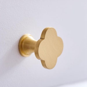 Decorative Solid Brass Kitchen Cabinet Knobs And Pulls Gold Clovers Drawer Dresser Knobs Cupboard Door Handles Modern