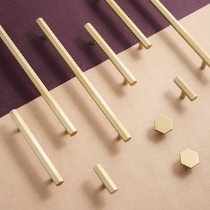 Peut inclure: Assortiment de poignées et de boutons de meubles hexagonaux de couleur or, de différentes tailles.