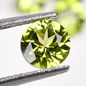 Natuurlijke peridoot: rond briljantgeslepen, gekalibreerd: 6 x 6 x 4 mm