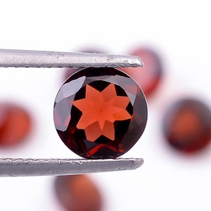 Mozambique Garnet: 7mm Round Brilliant Cut Loose Gemstone