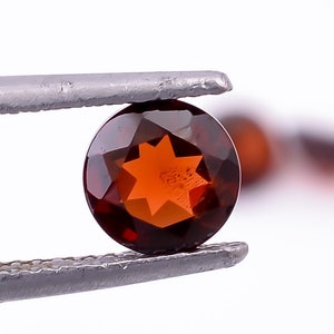 Mozambique Garnet: 6mm Round Brilliant Cut Loose Gemstone