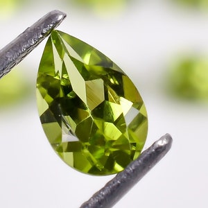 Natuurlijke groene peridot peervorm: briljantgeslepen losse edelsteen (8 x 5 x 4 mm)