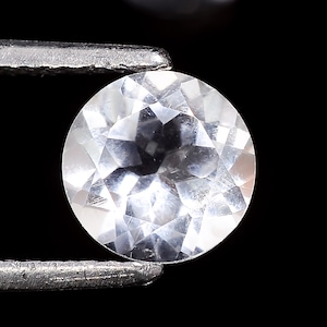 Natural Crystal Quartz Gemstone: Round Brilliant Cut, 7x7x4 mm