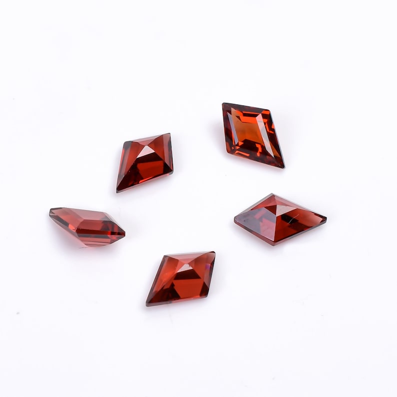 Coupe par étapes en forme de cerf-volant grenat rouge naturel, pierre précieuse en vrac grenat pour la fabrication de bijoux, pierre à facettes de bouclier de grenat rouge taille calibrée 9X6X3 mm image 3