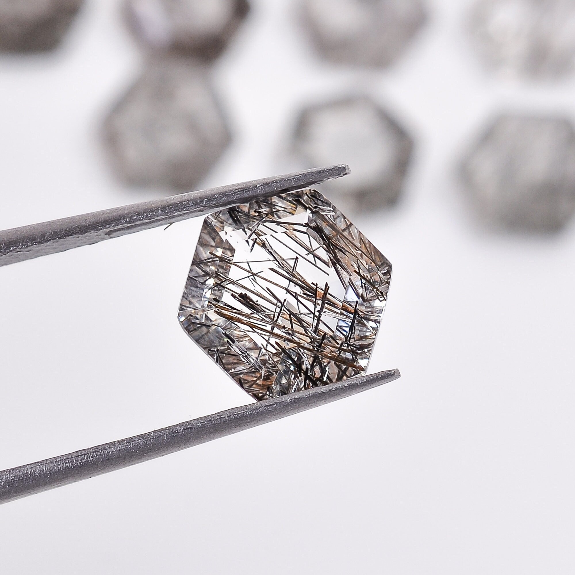 ブラックルチルクォーツ宝石：六角形ステップカット、トルマリン入り