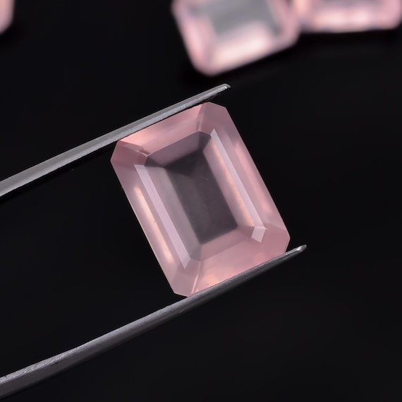 ローズクォーツ ダイヤモンド カット 台座付き 4.18カラットの天然
