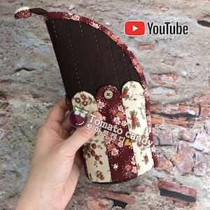 Nr.066 Etui met standaard. Alleen handnaaipatroon, YouTube-tutorial, geen schriftelijke instructies, pdf direct te downloaden.