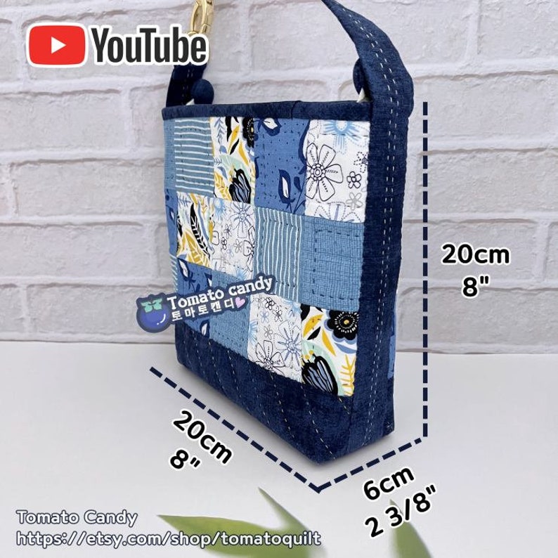 Pode incluir: Uma bolsa tote azul de patchwork com um design floral e geom&eacute;trico. A bolsa tem uma al&ccedil;a de ombro e mede 20 cm de largura por 20 cm de altura por 6 cm de profundidade. A bolsa &eacute; feita por Tomato Candy e est&aacute; dispon&iacute;vel no Etsy.
