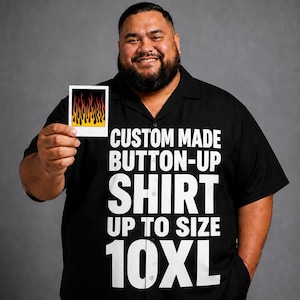 Peut inclure: Une chemise noire à manches courtes boutonnée avec le texte blanc CUSTOM MADE BUTTON-UP SHIRT UP TO SIZE 10XL. La chemise est présentée à côté d'une petite carte carrée affichant un motif de flammes orange et jaunes sur fond noir.