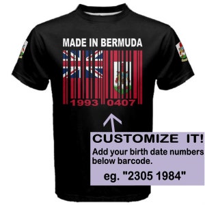 Peut inclure: T-shirt noir avec un design de code-barres représentant le drapeau des Bermudes. Le code-barres est intitulé "MADE IN BERMUDA" et "1993 0407". Sous le code-barres se trouve une flèche pointant vers le haut vers le texte "CUSTOMIZE IT! Add your birth date numbers below barcode. eg. "2305 1984""