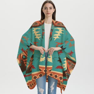 Könnte beinhalten: Ein türkisfarbener Kimono-Wrap mit einem vom Südwesten inspirierten Muster. Das Design zeigt geometrische Formen in Orange-, Gelb-, Braun- und Rottönen. Der Wrap ist vorne offen und hat weite Ärmel.