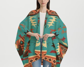 Może przedstawiać: Turkusowy szal w stylu kimono z wzorem inspirowanym południowym zachodem. Wzór zawiera geometryczne kształty w odcieniach pomarańczu, żółci, brązu i czerwieni. Szal jest otwarty z przodu i ma szerokie rękawy.