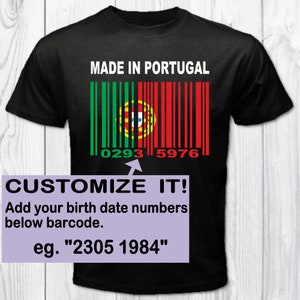 Peut inclure: T-shirt noir avec le texte "MADE IN PORTUGAL" et un code-barres avec le drapeau portugais au milieu. Le code-barres comporte les chiffres "0293 5976" en dessous. Le texte "CUSTOMIZE IT! Add your birth date numbers below barcode. eg. "2305 1984"" est sous le code-barres.