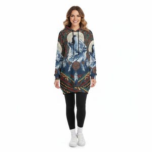 Peut inclure: Robe à capuche à manches longues avec un motif de loup hurlant à la lune. La robe a un fond bleu avec un motif d'inspiration amérindienne en rouge, vert et jaune. La robe est portée avec des leggings noirs et des baskets blanches.
