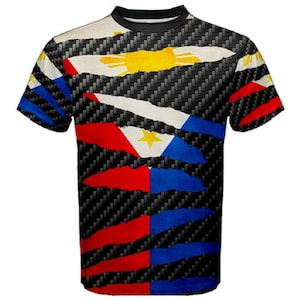 Puede incluir: Una camiseta negra con un diseño rasgado que presenta la bandera de Filipinas. La bandera es roja, blanca y azul con un sol amarillo y una estrella.