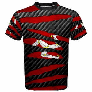 Puede incluir: Una camiseta negra con un diseño rojo, blanco y amarillo. El diseño presenta una imagen estilizada de un hombre de tres piernas, un símbolo de la Isla de Man, sobre un fondo rojo. El diseño está rodeado por un patrón de fibra de carbono negro.