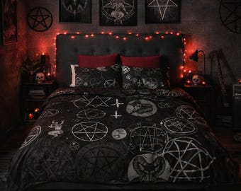 Parure de lit occulte à motifs sataniques, surnaturels, sorcières, sorcellerie et magie noire. Disponible en tailles US/UK/Australie.
