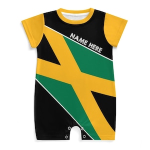 Può includere: Tutina per neonato nera, gialla e verde con un design a strisce diagonali che presenta i colori della bandiera giamaicana. La tutina ha maniche corte e bottoni a pressione sul fondo. Il testo "NAME HERE" è stampato in bianco sul davanti.