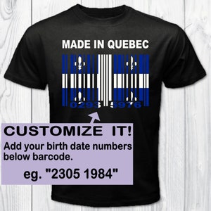 Peut inclure: T-shirt noir avec un design de code-barres blanc représentant le drapeau du Québec. Le texte "MADE IN QUEBEC" est au-dessus du code-barres et le texte "CUSTOMIZE IT! Add your birth date numbers below barcode. eg. "2305 1984"" est en dessous du code-barres.