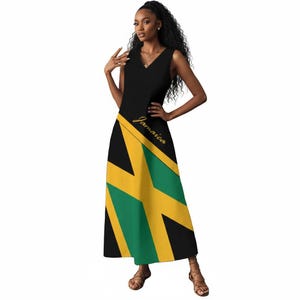 Puede incluir: Vestido largo negro sin mangas con cuello en V. El vestido presenta un diseño diagonal en amarillo y verde, que se asemeja a una bandera. La palabra "Jamaica" está escrita en oro en la parte delantera.