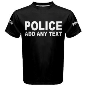 Puede incluir: Camiseta negra con texto blanco que dice "POLICE ADD ANY TEXT". El texto "POL" está en la manga derecha y "ICE" en la manga izquierda.
