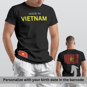 Könnte beinhalten: Schwarzes T-Shirt mit gelbem Aufdruck "MADE IN VIETNAM". Auf der Vorderseite ist die vietnamesische Flagge abgebildet, während die Rückseite ein Barcode-Design mit der Flagge und einem Geburtsdatum aufweist. Das T-Shirt wird von einer Person getragen.