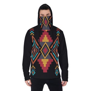 Op de afbeelding: Zwarte hoodie met een geometrisch patroon in rood, geel, oranje en blauwgroen. Het ontwerp wordt herhaald op de capuchon en de gezichtsbedekking. De hoodie heeft lange mouwen en een capuchon met trekkoord.