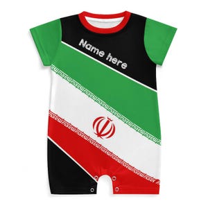 Op de afbeelding: Een babyromper met korte mouwen, met het ontwerp van de Iraanse vlag. De romper heeft een zwarte bovenkant met de witte tekst "Name here", groene mouwen en een rood-wit gestreepte onderkant met het Iraanse embleem.