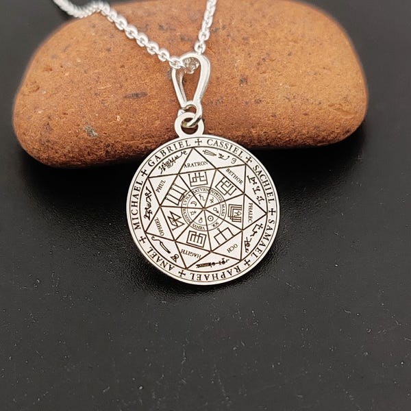 Collar personalizado de plata con el sello de los siete arcángeles y colgante de protección divina.